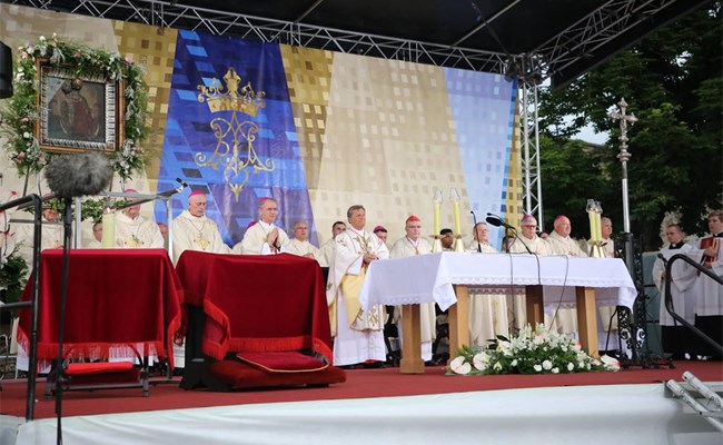 Kardinal Grech predvodio proslavu svetkovine Majke Božje od Kamenitih vrata ispred zagrebačke Prvostolnice
